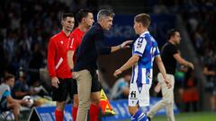 SAN SEBASTIÁN, 21/08/2022.- El entrenador de la Real Sociedad, Imanol Alguacil (2-d) conversa con Aihen Muñoz (d) durante el partido de Liga en Primera División ante el FC Barcelona que disputan este domingo en el Reale Arena, en San Sebastián. EFE/Javier Etxezarreta
