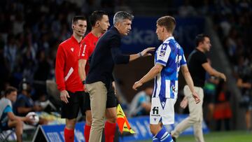 SAN SEBASTI?N, 21/08/2022.- El entrenador de la Real Sociedad, Imanol Alguacil (2-d) conversa con Aihen Mu?oz (d) durante el partido de Liga en Primera Divisi¨®n ante el FC Barcelona que disputan este domingo en el Reale Arena, en San Sebasti¨¢n. EFE/Javier Etxezarreta
