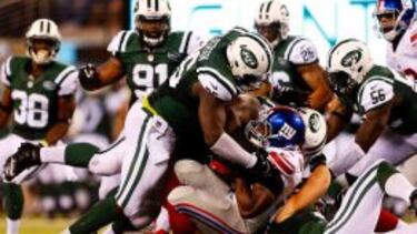Muhammad Wilkerson se abalanza sobre Andre Williams.