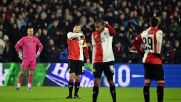 Rotterdam (Netherlands), 28/11/2023.- (L-R) Feyenoord goalkeeper Justin Bijlow, Gernot Trauner, Calvin Stengs, and Santiago Gimenez of Feyenoord react in disappointment after the 0-2 goal during the UEFA Champions League group E soccer match between Feyenoord and Atletico Madrid in Rotterdam, the Netherlands, 28 November 2023. (Liga de Campeones, Países Bajos; Holanda) EFE/EPA/OLAF KRAAK
