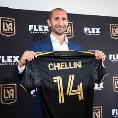 Giorgio Chiellini se rinde en elogios a Carlos Vela: “Es la historia de este club”