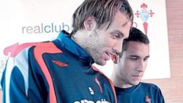 <b>REPASARON LAS IMÁGENES. </b>Michu y Hugo Mallo presencian la repetición de las polémicas jugadas en las que fueron protagonistas.