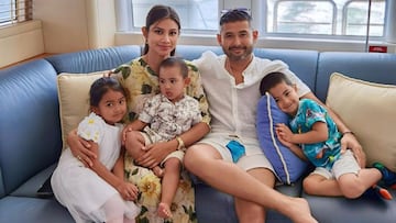 Tunku Ismail ibni Sultan Ibrahim, Príncipe heredero de Johor junto a su mujer e hijos.