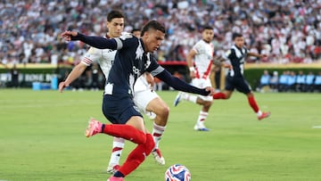 PASADENA, CALIFORNIA - JUNE 21: Nelson Deossa #6 of CF Monterrey crosses the ball in front of Lucas Martinez Quarta #28 of CA River Plate during the FIFA Club World Cup 2025 group E match between CA River Plate and CF Monterrey at Rose Bowl Stadium on June 21, 2025 in Pasadena, California. Harry How/Getty Images/AFP (Photo by Harry How / GETTY IMAGES NORTH AMERICA / Getty Images via AFP)