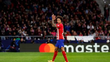 Witsel aplaude a la afición del Atlético.