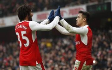Britain Soccer Football - Arsenal v Hull City - Premier League - Emirates Stadium - 11/2/17 Arsenal's Alexis Sanchez celebrates scoring their second goal with Mohamed Elneny Action Images via Reuters / John Sibley Livepic EDITORIAL USE ONLY. No use with unauthorized audio, video, data, fixture lists, club/league logos or "live" services. Online in-match use limited to 45 images, no video emulation. No use in betting, games or single club/league/player publications. Please contact your account representative for further details.