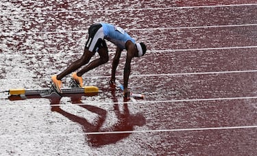 Lee Bhekempilo Eppie de Botswana es visto antes del inicio de la final de relevos 4 x 400 m masculino.