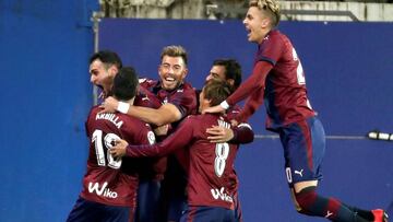 GRAF3270. EIBAR, 03/12/2017.- El delantero del Eibar Kike García (2i) celebra con sus compañeros su gol, primero del equipo ante el RCD Espanyol, durante el partido de la decimocuarta jornada de Liga que se disputa esta tarde en el estadio de Ipurúa de Eibar (Guipúzcoa). EFE/Juan Herrero.
