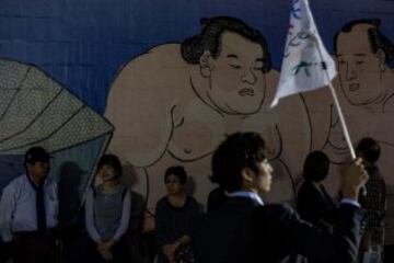 Algunas personas del público esperan tras ver algunos de los combates entre luchadores. El ambiente que se crea entorno a este espectáculo es muy llamativo. Desde paredes pintadas hasta multitud de merchandising para promocionar su deporte estrella.