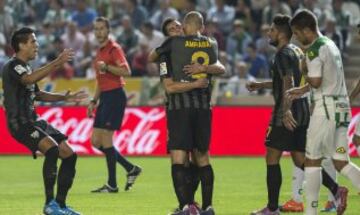 Los jugadores del Málaga felicitan a Amrabat tras marcar el segundo gol ante el Córdoba.