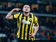 Jovic celebra un gol con el AEK.