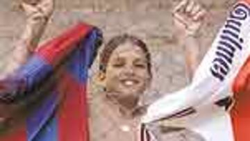 <b>DESEADO. </b>Erik Lamela posa con las camisetas de Barça y River.