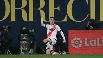 Rayo Vallecano's Spanish forward Sergio Camello celebrates scoring his team's first goal during the Spanish league football match between Villarreal CF and Rayo Vallecano de Madrid at La Ceramica stadium in Vila-real on January 30, 2023. (Photo by Jose Jordan / AFP)