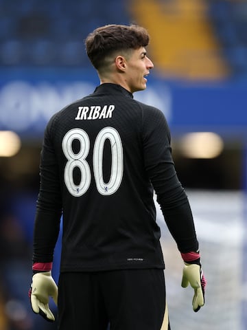 El portero del Chelsea Kepa Arrizabalaga ha querido homenajear al 'Txopo' Iribar. El portero vasco salió en el calentamiento del partido del Chelsea frente al Leeds con una camiseta negra con el nombre de Iribar y con el número 80.