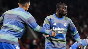 Trent y Mendy, con el Real Madrid y durante un calentamiento.