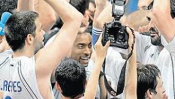 <b>MISIÓN CUMPLIDA. </b>Losjugadores del Real Madrid festejan al pase a la final de Liga, tras quebrar la resistencia heróica del DKV Joventut.