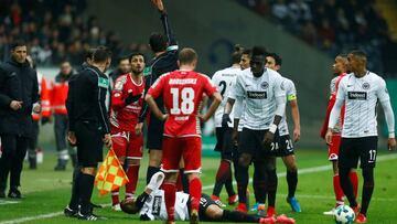 ¡Roja directa! La dura entrada de Danny Latza a Marco Fabián