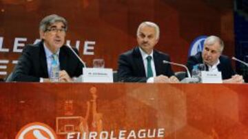 Jordi Bertomeu, en Estambul, en el 15ª aniversario de la creación de la Euroliga. A la derecha, Zeljko Obradovic.