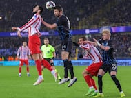Bruges (Belgium), 18/02/2026.- David Hancko of Atletico (L) and Brandon Mechele of Club Brugge vie for the ball during the UEFA Champions League play-offs 1st leg match between Club Brugge KV and Atletico Madrid, in Bruges, Belgium, 18 February 2026. (Liga de Campeones, Bélgica, Brujas) EFE/EPA/OLIVIER MATTHYS