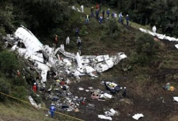 ATTENTION EDITORS - VISUAL COVERAGE OF SCENES OF INJURY OR DEATHRescue crew work at the wreckage of a plane that crashed into the Colombian jungle with Brazilian soccer team Chapecoense onboard near Medellin, Colombia, November 29, 2016.   REUTERS/Jaime Saldarriaga