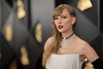 Taylor Swift asiste a la 66.ª edición de los premios GRAMMY en el Crypto.com Arena el 4 de febrero de 2024 en Los Ángeles, California.