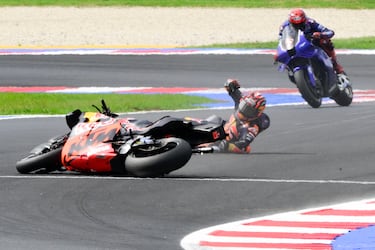 Caída del piloto español de Red Bull KTM Tech3, Maverick Viñales, en la vuelta cinco del Gran Premio de San Marino.