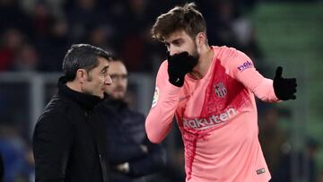 Valverde habla con Piqué en el Coliseum.