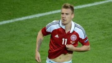 Nicklas Bendtner celebró el gol mostrando publicidad en sus calzoncillos.