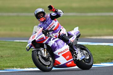 El piloto francés nacido en Cannes, Johann Zarco, saludo a los aficionados presentes en el circuito de Phillip Island tras praclamarse campeón de la carrera.