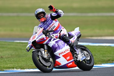 El piloto francés nacido en Cannes, Johann Zarco, saludo a los aficionados presentes en el circuito de Phillip Island tras praclamarse campeón de la carrera.