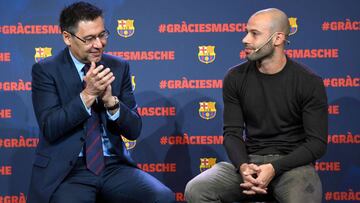 Barcelona FC president Josep Maria Bartomeu (L) applauds next to Barcelona&#039;s Argentinian defender Javier Mascherano during a farewell ceremony organised by the football club in Barcelona ahead of his transfer to China on January 24, 2018.
 Mascherano