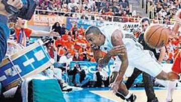 <b>SE SALIÓ. </b>Louis Bullock pierde el equilibrio tras sufrir un empujón de Francesc Solana, que se disculparía inmediatamente. El escolta americano fue el mejor del partido.