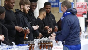 El Leicester City repartiendo cerveza en abril de 2017 para celebrar el cumplea&ntilde;os del presidente del club, Vichai Srivaddhanaprabha.