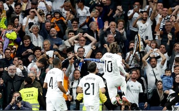 Latigazo de volea del croata tras el rechace de un crner que entra por la escuadra. El baln le lleg en la frontal y no se lo pens. Modric control y dispar de volea. Hasta Bellingham se puso de pie en el palco para celebrarlo. El Bernabu core su nombre.