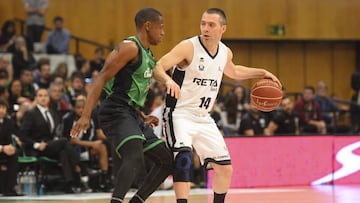 Salgado ante Smith el domingo en Badalona