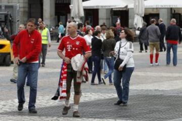Los seguidores del Bayern Munich toman Madrid para animar a su equipo en el partido de ida de las semifinales de la Champions League que se disputará hoy en el Santiago Bernabéu.