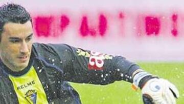 <b>LA LLUVIA PROTAGONISTA. </b>El terreno de juego causó muchas dificultades a los dos equipos por la lluvia caída.