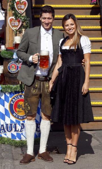 Robert Lewandowski of German Bundesliga first division club FC Bayern Munich and his wife Anna pose as they arrive at the Oktoberfest in Munich, Germany September 30, 2015. REUTERS/Michael Dalder