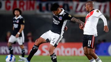 Chile's Colo Colo Esteban Pavez (L) and Argentina's River Plate Uruguayan Nicolas De La Cruz vie for the ball during their Copa Libertadores group stage football match, at the Monumental stadium in Buenos Aires, on May 19, 2022. (Photo by MARCOS BRINDICCI / AFP)