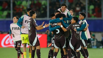 AMDEP5545. VALPARAÍSO (CHILE), 07/10/2025.- Jugadores de México celebran un gol este martes, en un partido de octavos de final de la Copa Mundial Sub-20 entre Chile y México en el estadio Elías Figueroa Brander en Valparaíso (Chile). EFE/ Esteban Garay