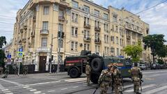 Los combatientes del grupo mercenario privado de Wagner hacen guardia en una calle cerca de la sede del Distrito Militar del Sur en la ciudad de Rostov.