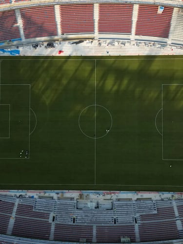 El césped del nuevo campamento se ha instalado recientemente como parte del progreso que se puede ver en las primeras etapas del rediseño. Esta instalación fue un símbolo importante y una actividad técnica porque permite el drenaje, el riego y las pruebas de mantenimiento, además de acercar el estadio a su revelación parcial.