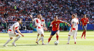 Jugó Pedri con Fabián, que rompió a Modric primero con un amago, para después hacer lo mismo con Brozovic, finalizando con un preciso disparo cruzado para superar la estirada de Livakovic.