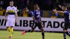 Bryan Cabezas (I) celebra el gol que le marc&oacute; a Boca Juniors.