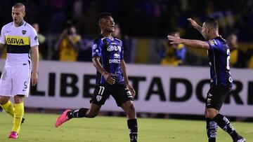 Bryan Cabezas (I) celebra el gol que le marc&oacute; a Boca Juniors.