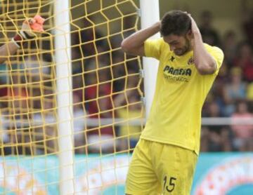 El jugador del Villareal, Victor Ruiz lamenta una ocasion fallida ante el Barcerlona.