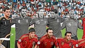 <b>OCHO CAMPEONES TIENEN VOTOS. </b> Ocho de los Eurocampeones (Iker, Ramos, Senna, Villa, Iniesta, Xavi y Cesc) recibieron algún punto en el Balón de Oro y/o el FIFA World Player. En total, hubo 13 nominaciones.