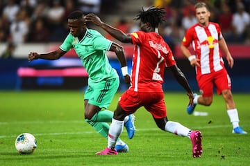 Salzburg (Austria), 07/08/2019.- Salzburg's Gideon Mensah (R) in action against Real Madrid's Vinicius Junior (L) during the friendly soccer match between FC Red Bull Salzburg and Real Madrid in Salzburg, Austria, 07 August 2019. 