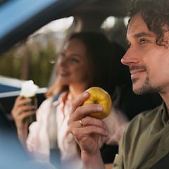 ¿Se puede comer mientras conduces el coche? Esto dice el Reglamento de la DGT