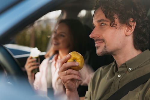 ¿Se puede comer mientras conduces el coche? Esto dice el Reglamento de la DGT